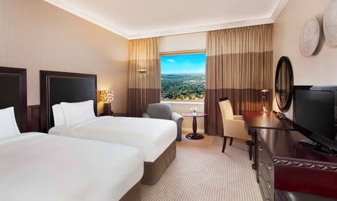 Executive Room | Hypo-allergenic bedding, minibar, in-room safe, desk