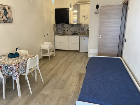 Apartment, 1 Bedroom, Smoking, Patio | Dining room