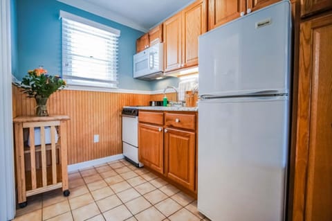 Signature Studio | Private kitchen | Fridge, microwave, stovetop, coffee/tea maker