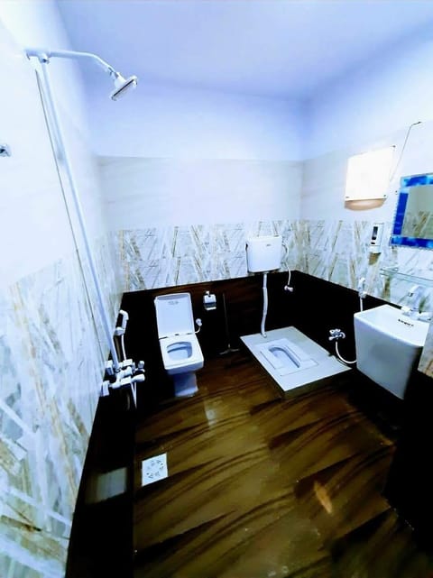 Deluxe Triple Room | Bathroom | Shower, free toiletries, slippers, towels