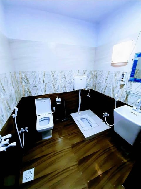 Deluxe Triple Room | Bathroom | Shower, free toiletries, slippers, towels