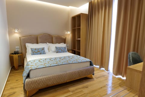 Deluxe Suite, Balcony | Soundproofing, free WiFi, bed sheets