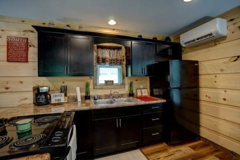 Signature Cabin, Mountain View | Private kitchen | Fridge, microwave, oven, stovetop