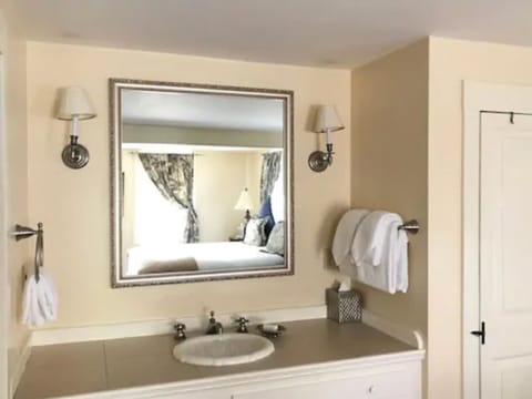 Deluxe King Room | Bathroom | Free toiletries, hair dryer, towels