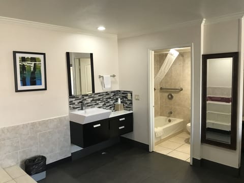 Economy Single Room, 1 King Bed, Hot Tub | Bathroom | Combined shower/tub, free toiletries, towels