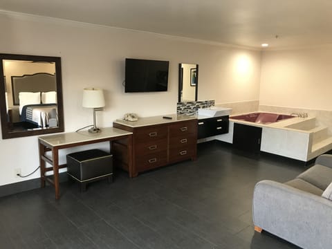 Economy Single Room, 1 King Bed, Hot Tub | Room amenity