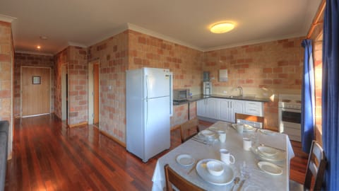 Deluxe Apartment | Private kitchen | Microwave, electric kettle, toaster, cookware/dishes/utensils