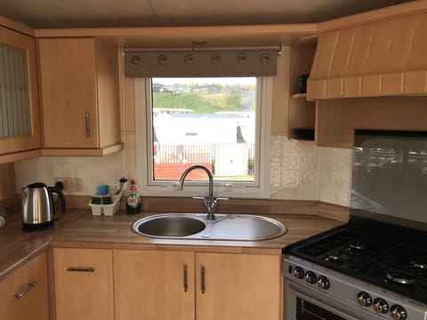 Chalet | Private kitchen | Fridge, microwave, oven, stovetop