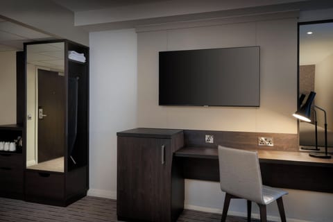 Executive Room, 1 Queen Bed | Desk, laptop workspace, soundproofing, iron/ironing board