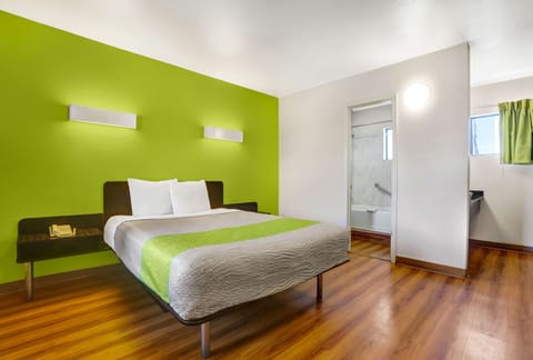 Standard Room, 1 Queen Bed, Non Smoking | Iron/ironing board, rollaway beds, free WiFi, bed sheets