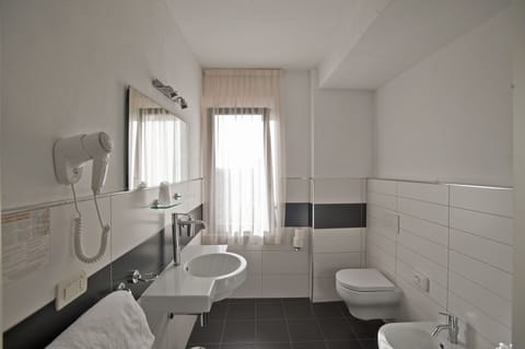 Shower, hair dryer, bidet, towels