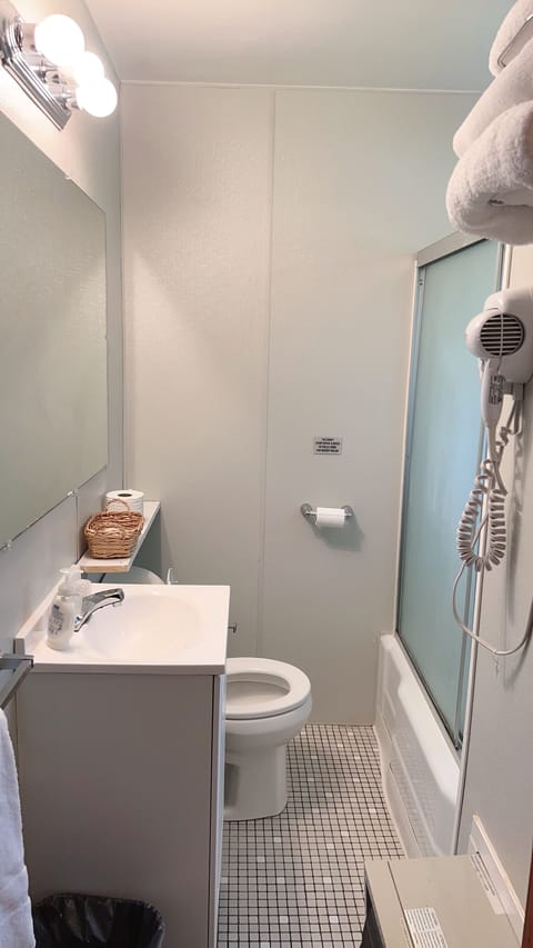 Classic Room | Bathroom | Shower, free toiletries, hair dryer, towels