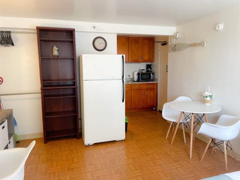 Studio | Private kitchen | Fridge, coffee/tea maker