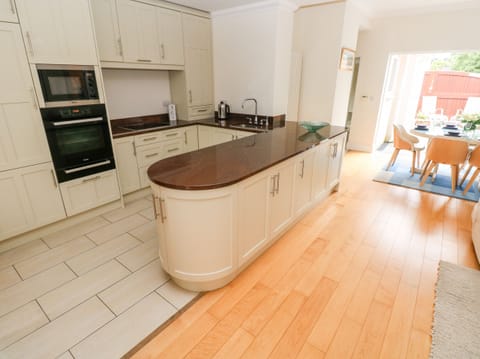 Cottage | Private kitchen | Fridge, dishwasher, cookware/dishes/utensils