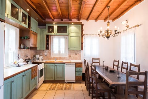 Deluxe Villa | Private kitchen | Oven, toaster, cookware/dishes/utensils, dining tables