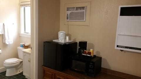 Queen Room | Coffee and/or coffee maker