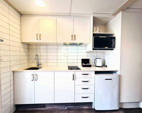 Standard Kitchen Studio | Private kitchen | Coffee/tea maker, electric kettle, toaster, cleaning supplies