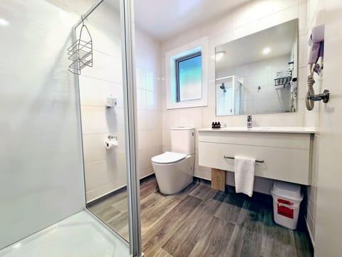 Standard Kitchen Studio | Bathroom | Free toiletries, hair dryer, towels