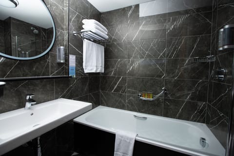 Family Room | Bathroom | Combined shower/tub, eco-friendly toiletries, hair dryer, towels