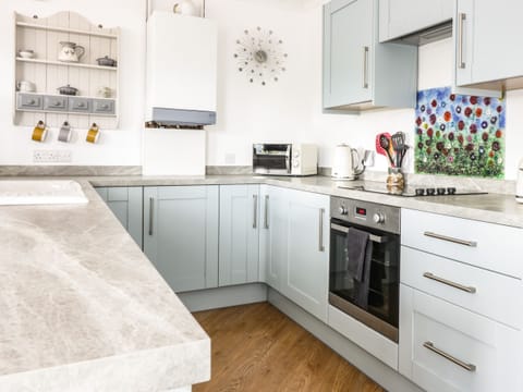 Cottage | Private kitchen | Fridge, dishwasher, electric kettle, toaster