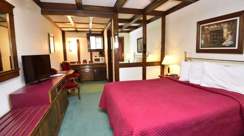 Standard Room, 1 Queen Bed | Desk, iron/ironing board, free WiFi, bed sheets