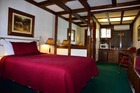 Standard Room, 1 Queen Bed | Desk, iron/ironing board, free WiFi, bed sheets