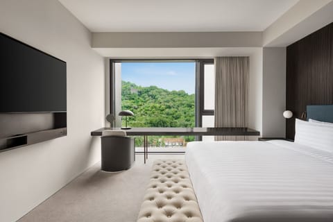 Executive Suite | 1 bedroom, hypo-allergenic bedding, down comforters, minibar