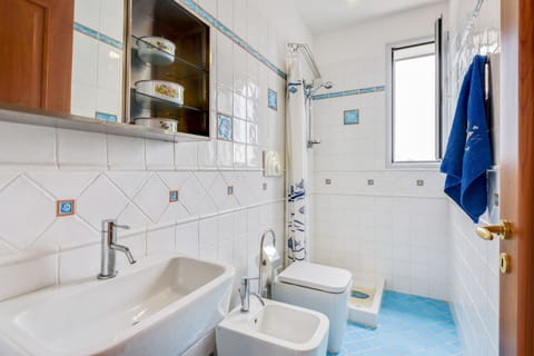 Apartment, 2 Bedrooms | Bathroom | Shower, rainfall showerhead, hair dryer, bidet