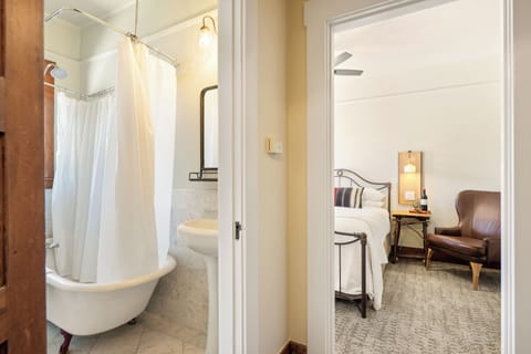 Superior Queen Room, Ensuite (Room 26) | Bathroom | Hair dryer, towels