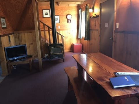 Two Storey Cabin | Free WiFi, bed sheets, wheelchair access