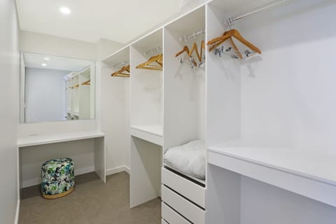 Penthouse, 4 Bedrooms | Wardrobe