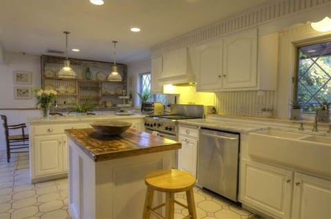 Family House | Private kitchen | Full-size fridge, microwave, oven, stovetop