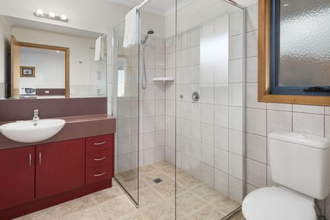 Superior Garden Apartment | Bathroom | Shower, free toiletries, hair dryer, towels