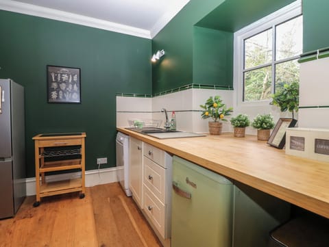 Cottage | Private kitchen | Fridge, dishwasher, electric kettle, toaster