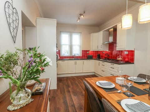 Cottage | Private kitchen | Fridge, dishwasher, electric kettle, toaster