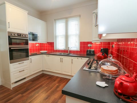 Cottage | Private kitchen | Fridge, dishwasher, electric kettle, toaster