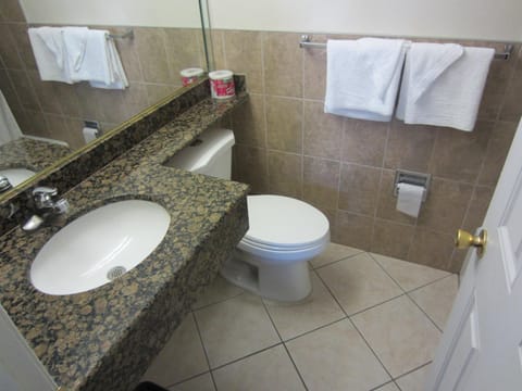 Combined shower/tub, deep soaking tub, towels