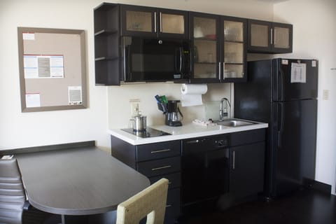 Studio Suite | Private kitchen | Fridge, microwave, dishwasher, cookware/dishes/utensils