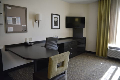 Studio Suite, 1 Queen Bed | Premium bedding, desk, iron/ironing board, free WiFi