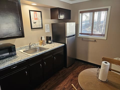  King Studio | Private kitchen | Fridge, microwave