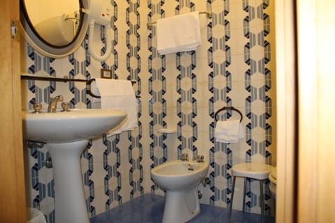 Quadruple Room | Bathroom | Free toiletries, hair dryer