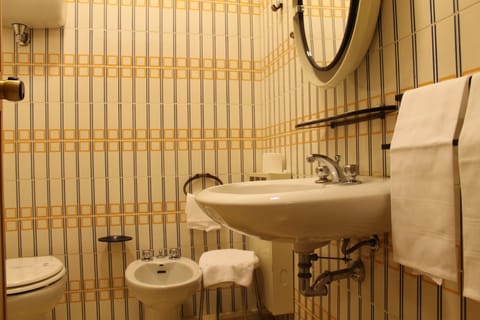 Triple Room | Bathroom | Free toiletries, hair dryer