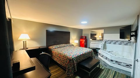 King Room with Spa Bath | Premium bedding, iron/ironing board, free WiFi