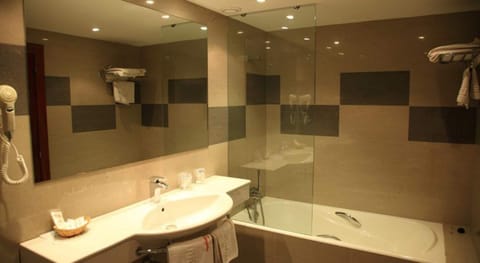 Combined shower/tub, free toiletries, hair dryer, towels