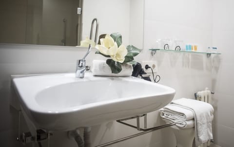 Bathroom | Eco-friendly toiletries, hair dryer, bidet, towels