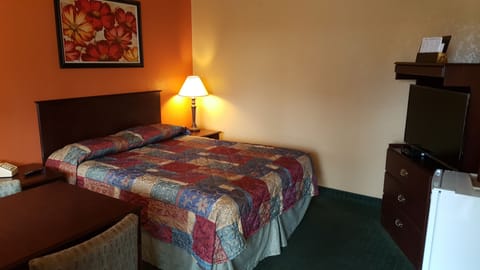 Standard Room, 1 Queen Bed | Desk, free WiFi, bed sheets