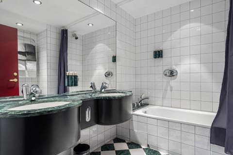 Combined shower/tub, hair dryer, towels