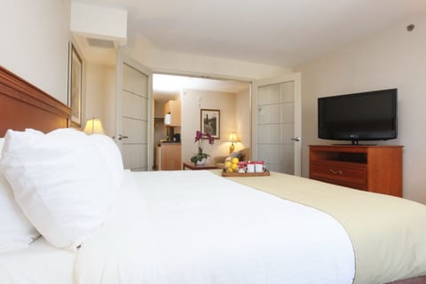 Deluxe Suite, 1 King Bed with Sofa bed | Premium bedding, desk, laptop workspace, blackout drapes