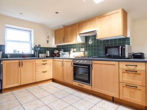 Cottage | Private kitchen | Dishwasher, cookware/dishes/utensils