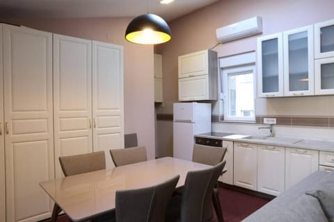 Family Apartment | Private kitchen | Full-size fridge, microwave, oven, stovetop